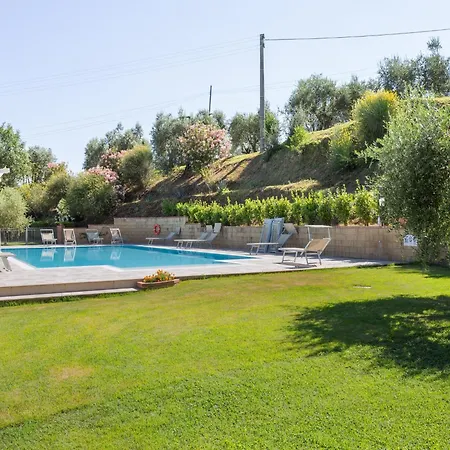 Dom wakacyjny Lavish In With Pool