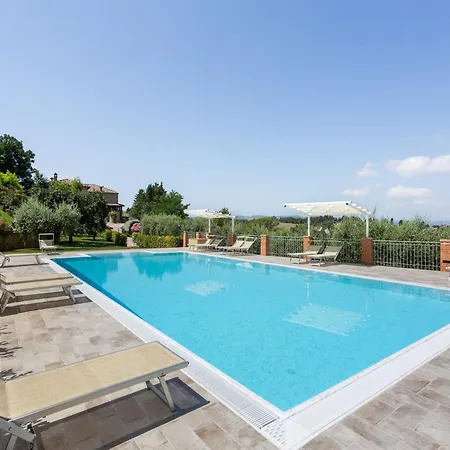 Dom wakacyjny Lavish In With Pool